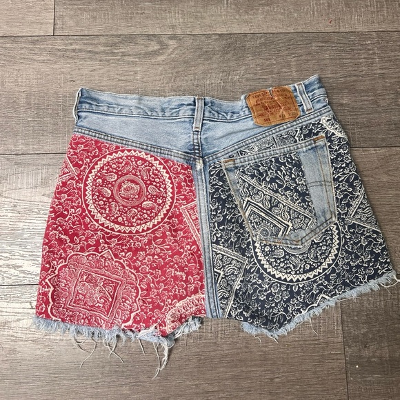 Vintage Levi's Womens Denim Shorts Bandana
Patchwork Rare Daisy Duke Size 28 - Picture 3 of 3